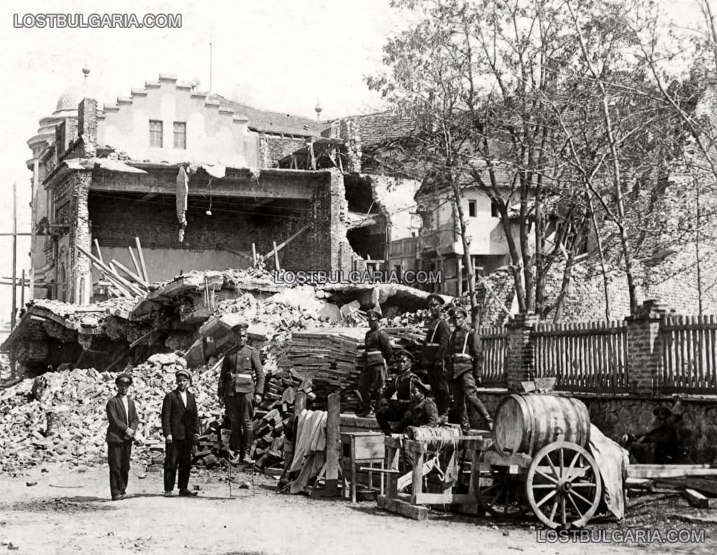 Пловдив, войници пред разрушения от земетресение Офицерски клуб, 1928 г.