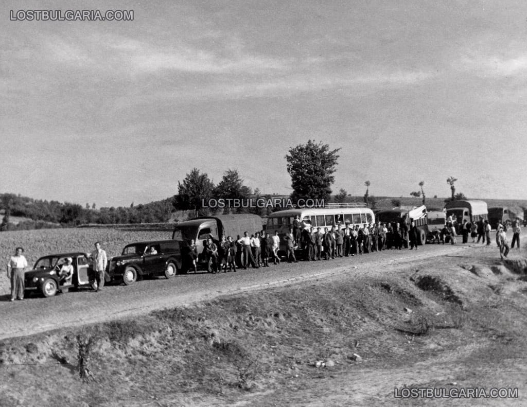 Участниците в авто тур, организиран от представителството на "Рено" (Renault), преди оттеглянето на фирмата от България, 1948 г.