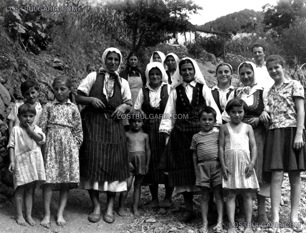 Възрастни жени и деца от Велес, 50-те години на ХХ век
