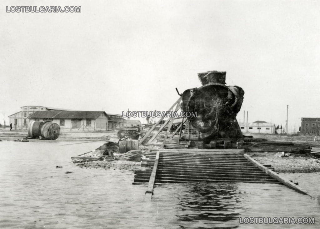 Корпусът на германската подводница UB-45, натъкнала се на мина и потънала край Евксиноград през 1916 г., изваден край Варна, 1936 г.
