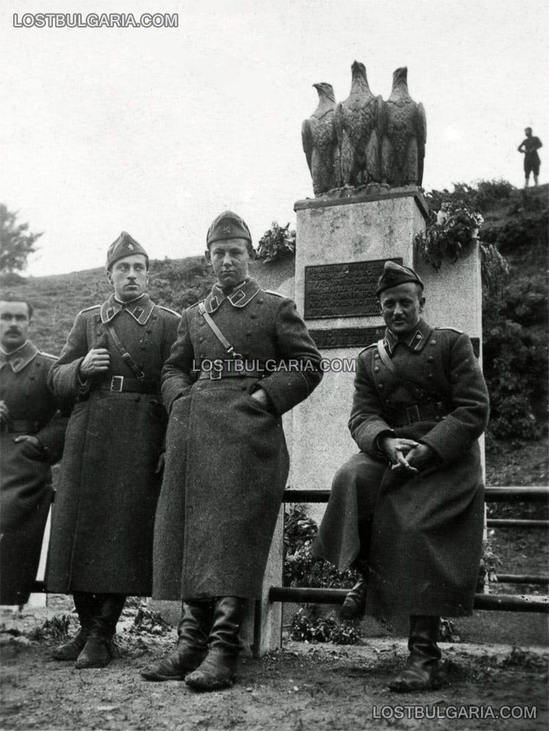 Български офицери край паметника на лобното място на трима български кавалеристи, началото на 40-те години на ХХ век