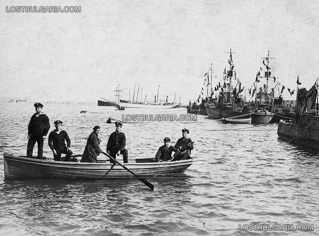 Група моряци в лодка, единият свири на китара, пристанище Варна, 20-те години на ХХ век