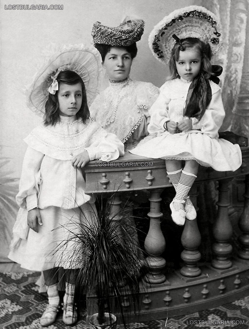 Елегантно облечени дама и момичета, Видин, 1906 г.