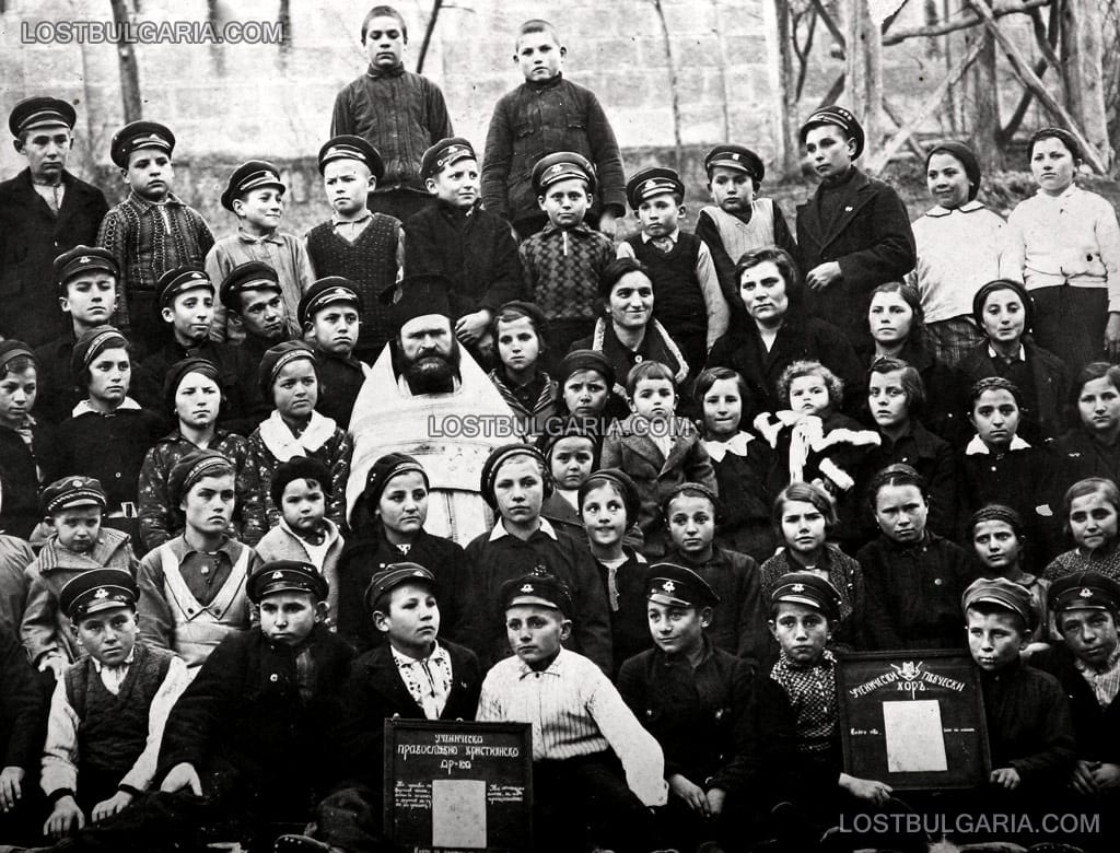 Деца от Ученическо православно християнско дружество и ученически певчески хор с ръководителя им поп Бакалов, Шумен, 20-те години на ХХ век