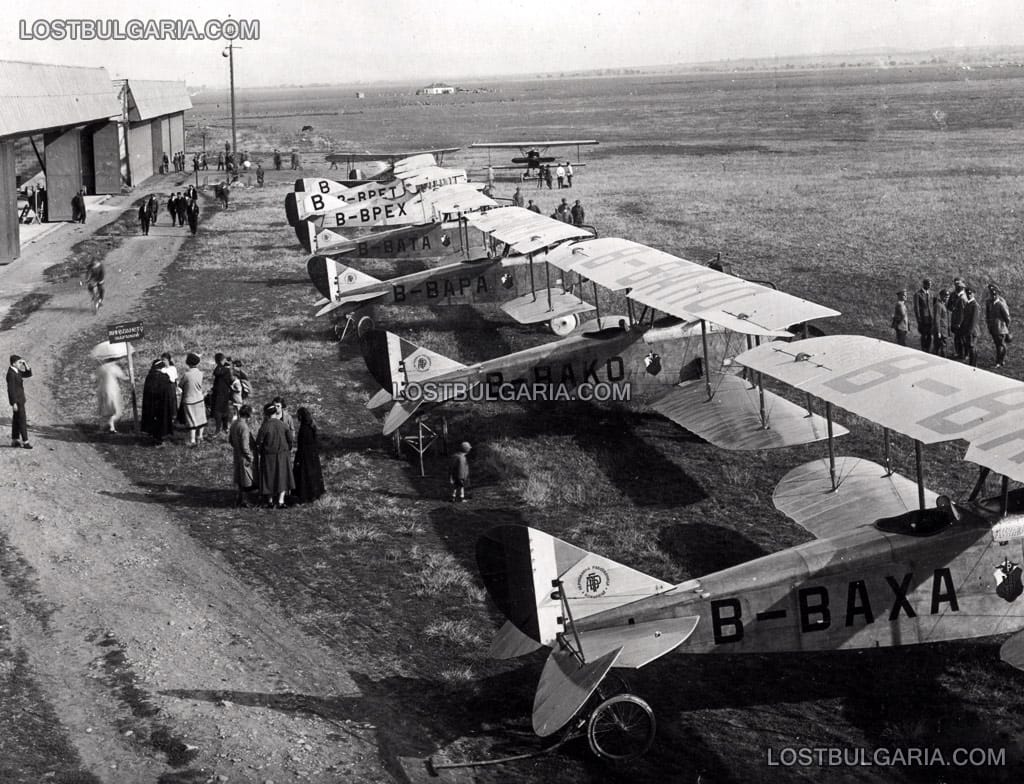 Граждани на посещение в Държавната аеропланна работилница на летище Божурище, разглеждат първите серийно произвеждани самолети в България - ДАР "Узунов 1" (копие на германския DFW C.V), вероятно 1926 г.
