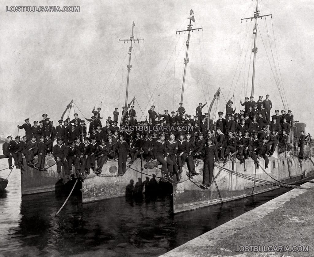 Курсанти от Военноморското на Н.В. училище на палубите на миноносците "Смели", "Строги" и "Дръзки", пристанище Варна, 1941 г.