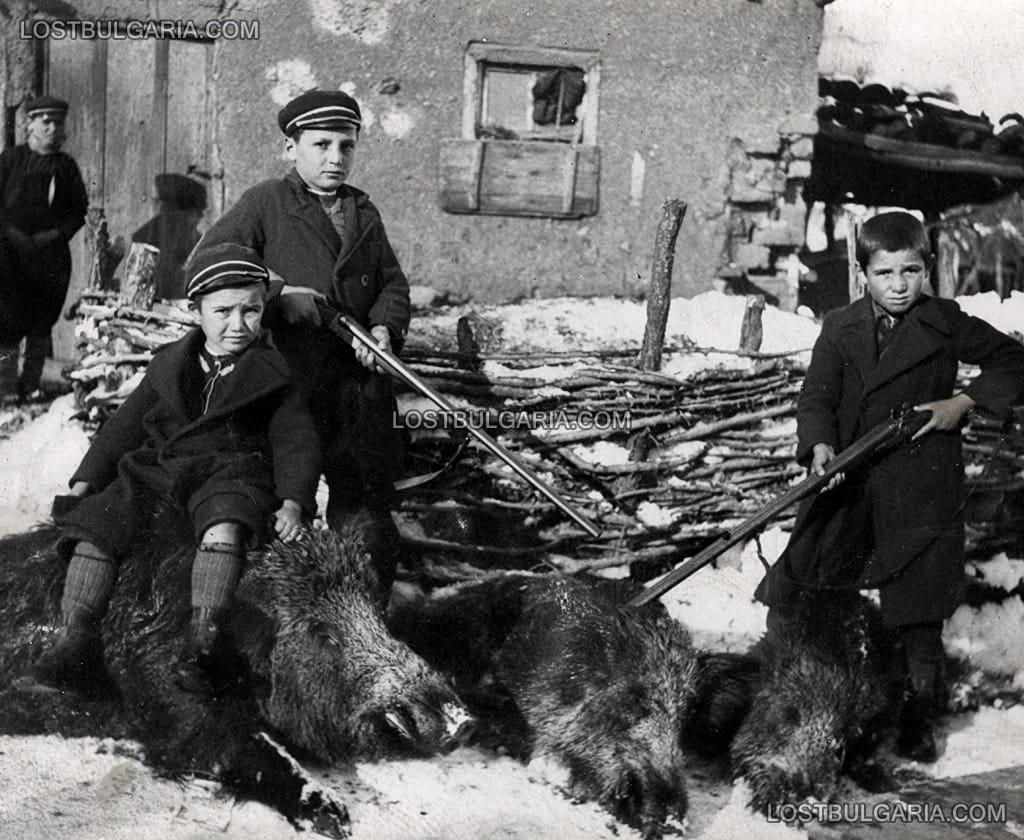 Деца с пушки позират до убити глигани, село Ветрен дол, 30-те години на ХХ век