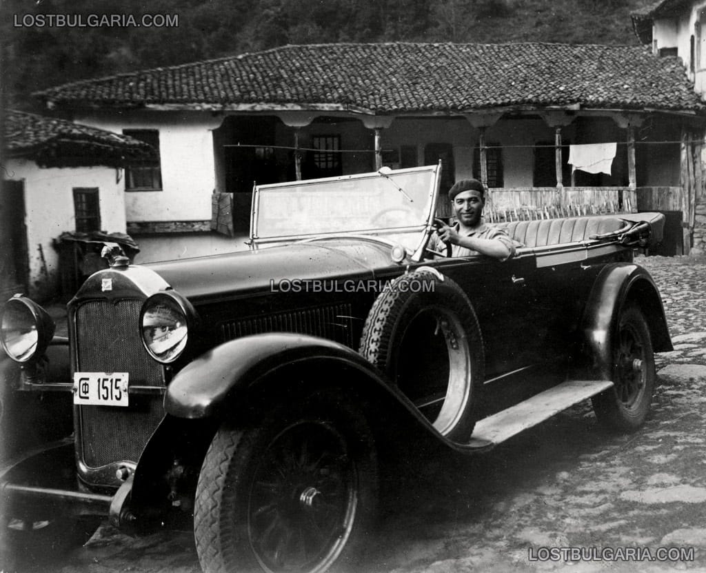 Млад мъж с барета в американски автомобил "Буик" (Buick Model 1927), 30-те години на ХХ век