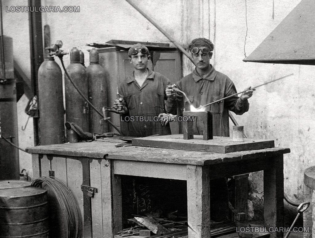 Работници заваряват детайл с оксижен, София, 1930 г.
