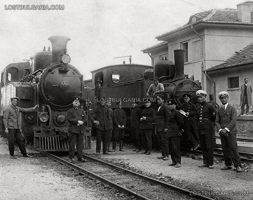 Парни локомотиви и железничари на перона на гара Варвара, 1929 г.