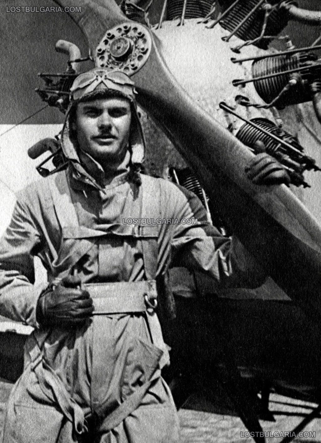Пилот, облечен с летателен костюм пред самолет с 9-цилиндров звездообразен двигател, вероятно 20-те години на ХХ век