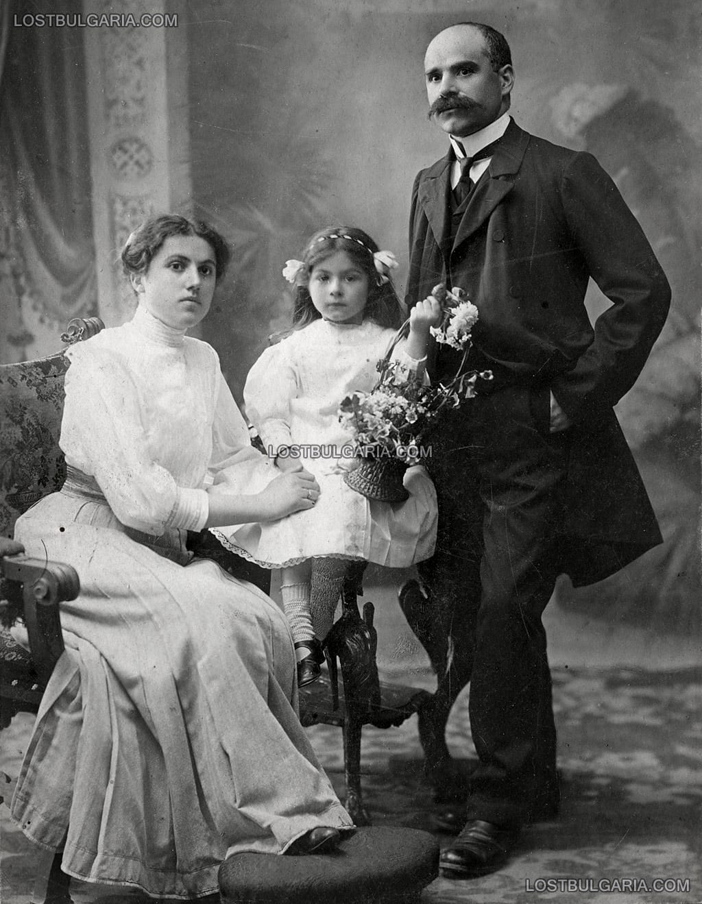 Портрет на заможно семейство от София, 1910 г.