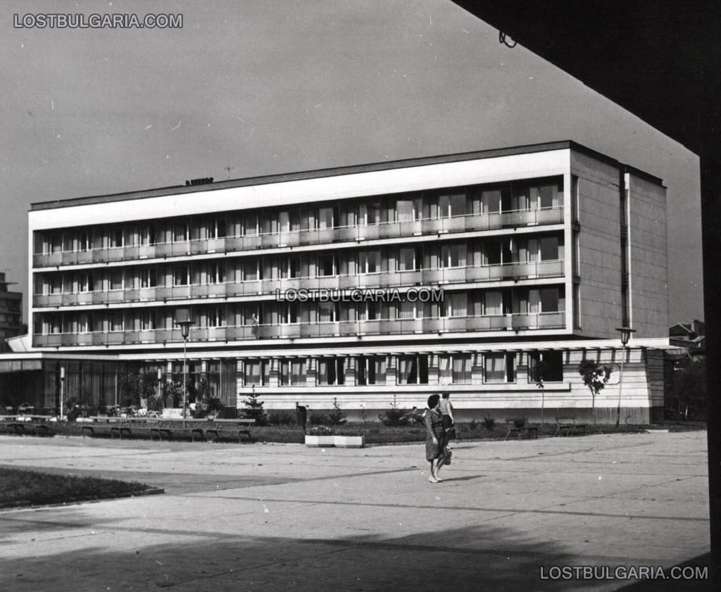София, югозападната фасада на новопостроения хотел "Славия" в квартал "Хиподрума", 1967 г.