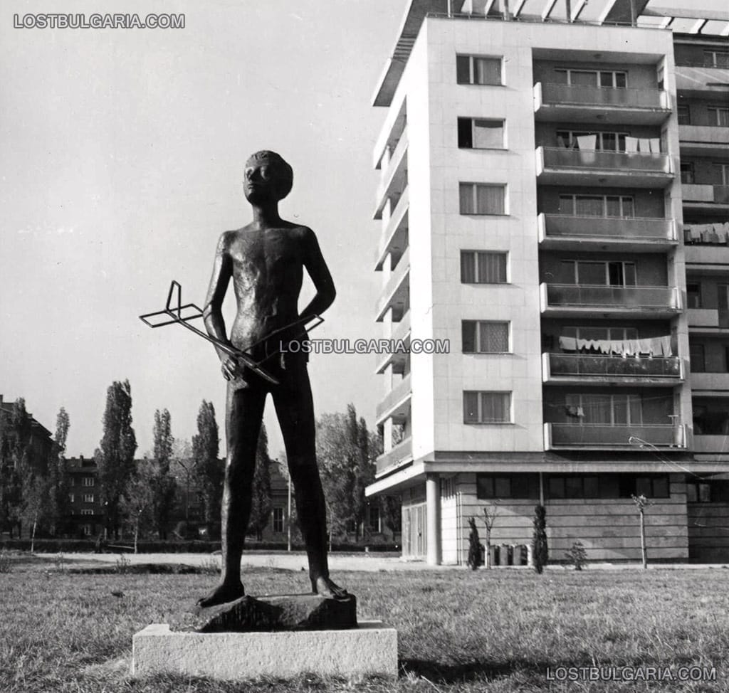 София, статуя и новопостроен жилищен блок в квартал "Хиподрума", 1967 г.