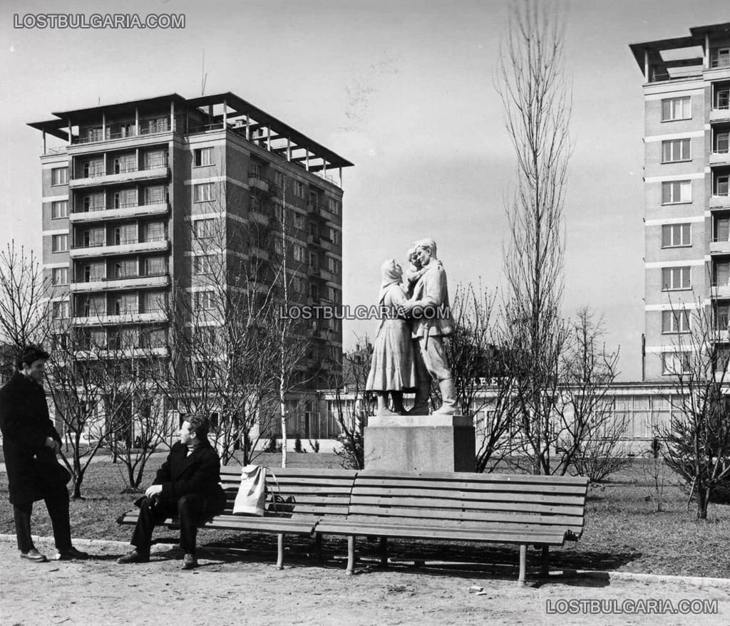 София, двама мъже пред статуя и новопостроен жилищен блок в квартал "Заимов", 1967 г.