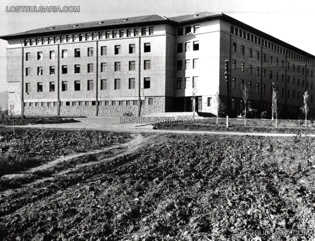София, сградата на младежката партийна школа, сега болница по онкология, 1953 г.