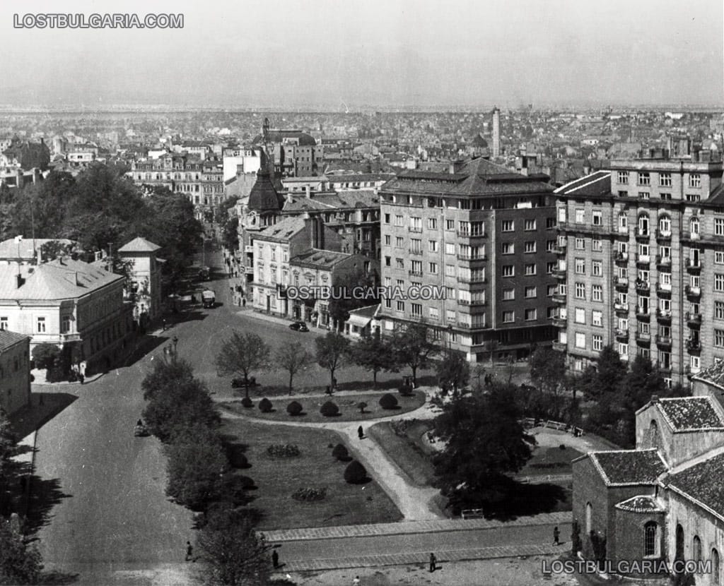 София, улица "Раковски" и градинката пред църквата "Света София", началото на 40-те години на ХХ век