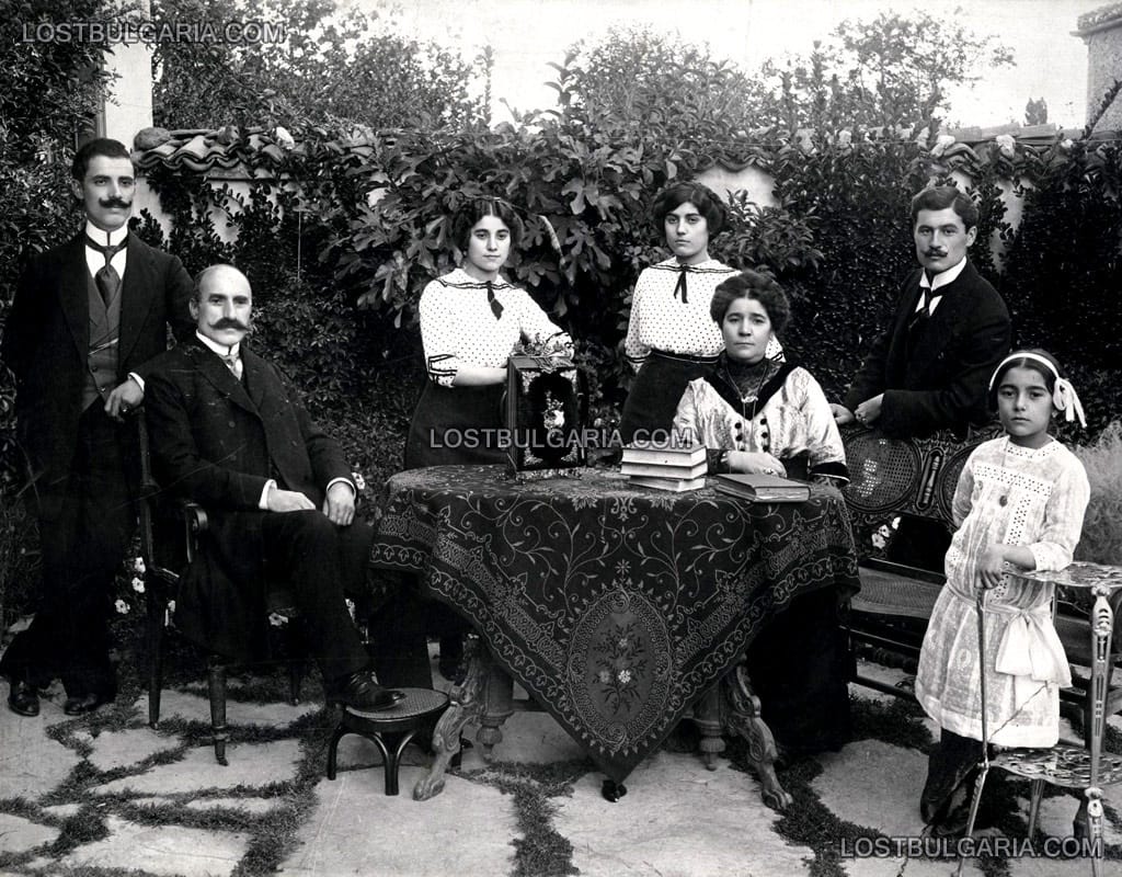 Заможно семейство от Сливен с градско облекло, 1911 г.