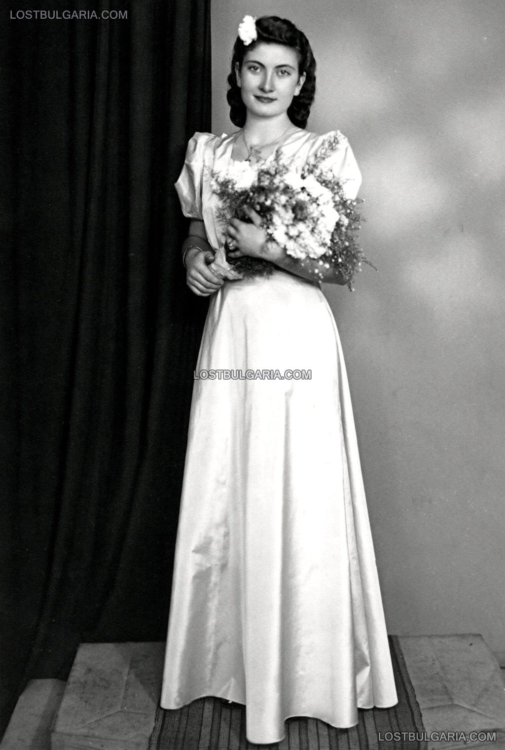 Сватбен портрет на младоженка от Бургас, облечена в булчинска рокля, 1943 г.