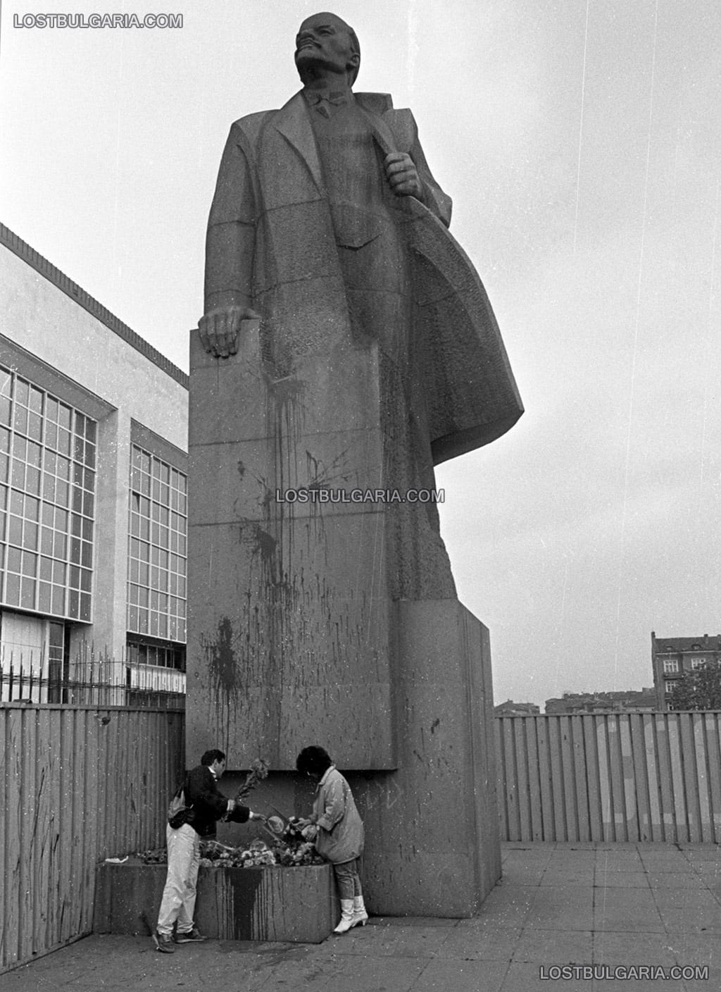 София, социалисти поднасят цветя на паметника на Ленин, на мястото на сегашния булевард "Тодор Александров", 1990-91 г.