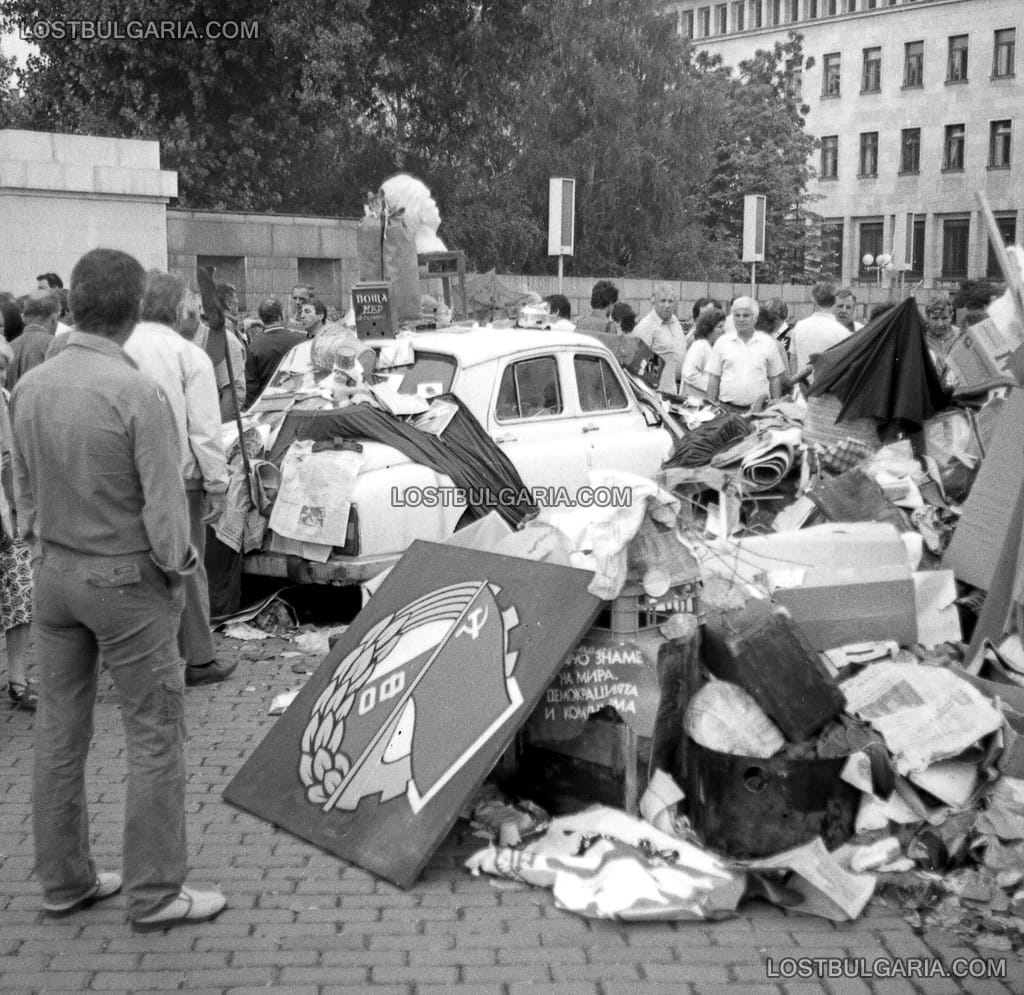 Арт инсталация - комунизма на боклука, площад "Батенберг", пред бившия мавзолей на Г. Димитров, 1990 г.