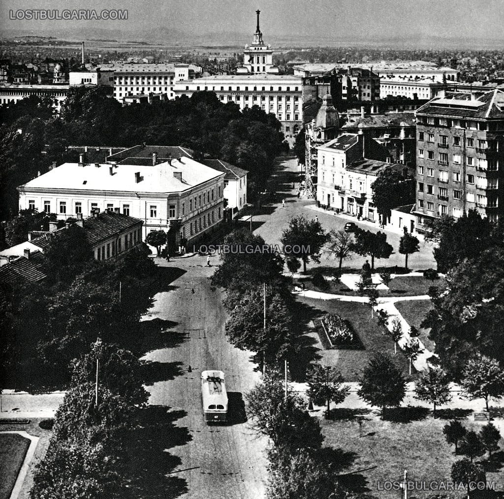 София, улица "Раковски" и градинката пред църквата "Света София", края на 50-те години на ХХ век