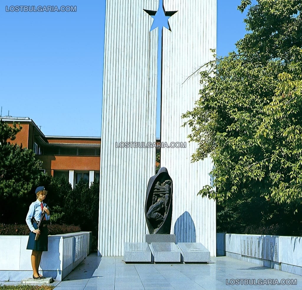 Плевен, комсомолка на почетна стража пред партизански паметник, 80-те години на ХХ век