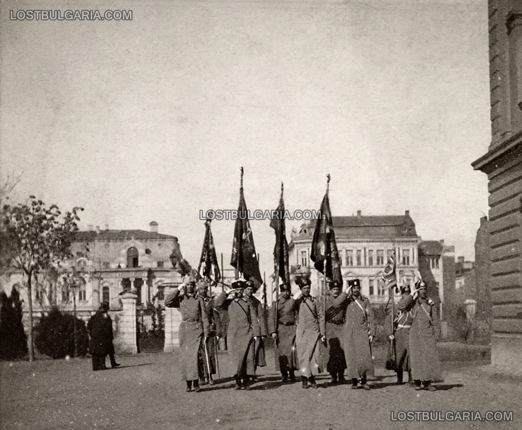 Княжеската гвардия преминава през западната порта на Двореца, София, вероятно около 1890 г.