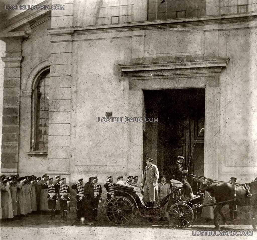 Княз Фердинанд пристига с каляска пред входа на Царския манеж, намирал се на мястото на Народната библиотека, София, вероятно около 1890 г.