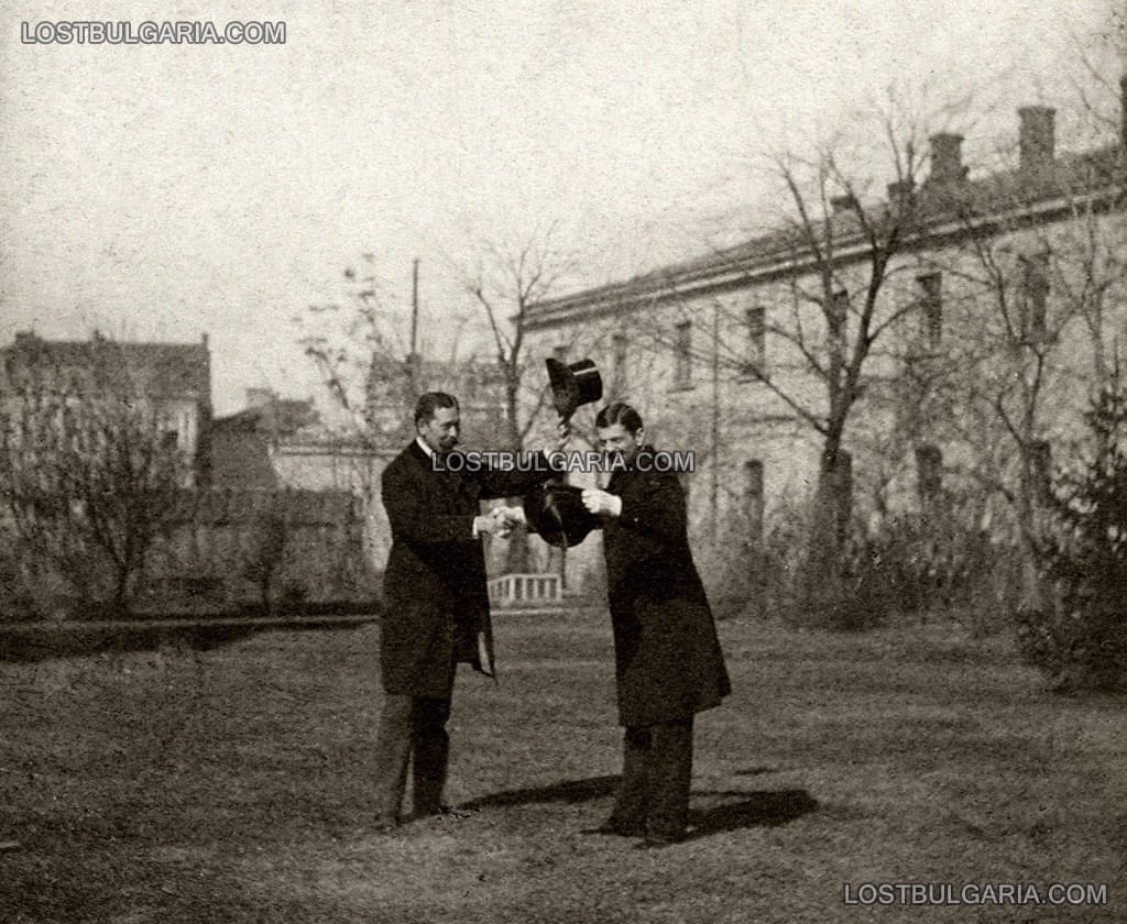 Началникът на Тайния кабинет на Княза Димитър Станчов (вдясно) и граф Робер дьо Бурбулон(?) се ръкуват в западния двор на Двореца в София, около 1890-94 г.