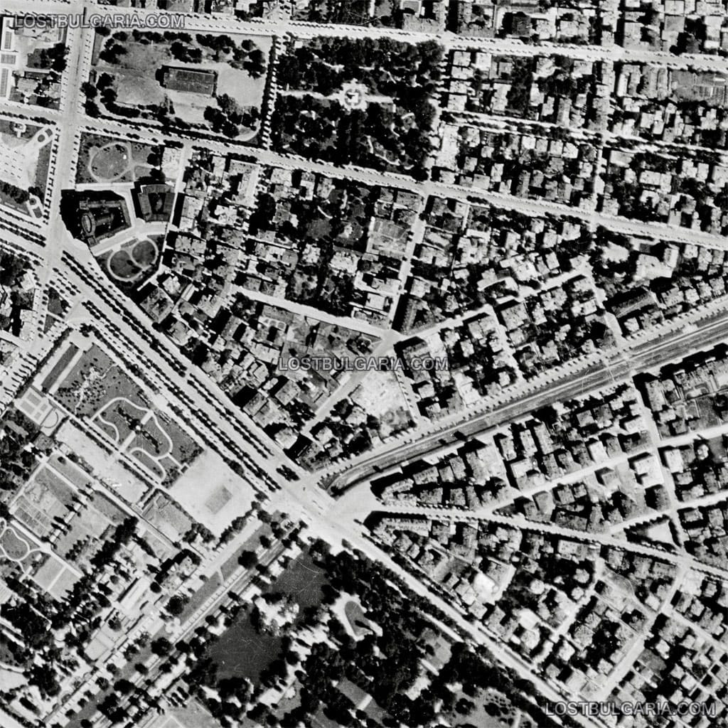 София, въздушна снимка на района около: Софийски университет, Царския манеж (сега Народна библиотека), Орлов мост, езерото "Ариана", Цариградско шосе, улица "Цар Иван Асен II" и други, 1940 г.