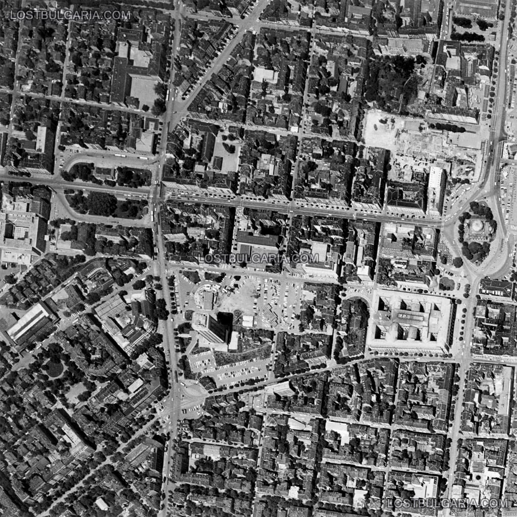 София, въздушна снимка на района около: Съдебната палата, площад "Света Неделя" и църквата, Министерство на земеделието, булевард "Витоша", булевард "Христо Ботев" и други, 1984 г.