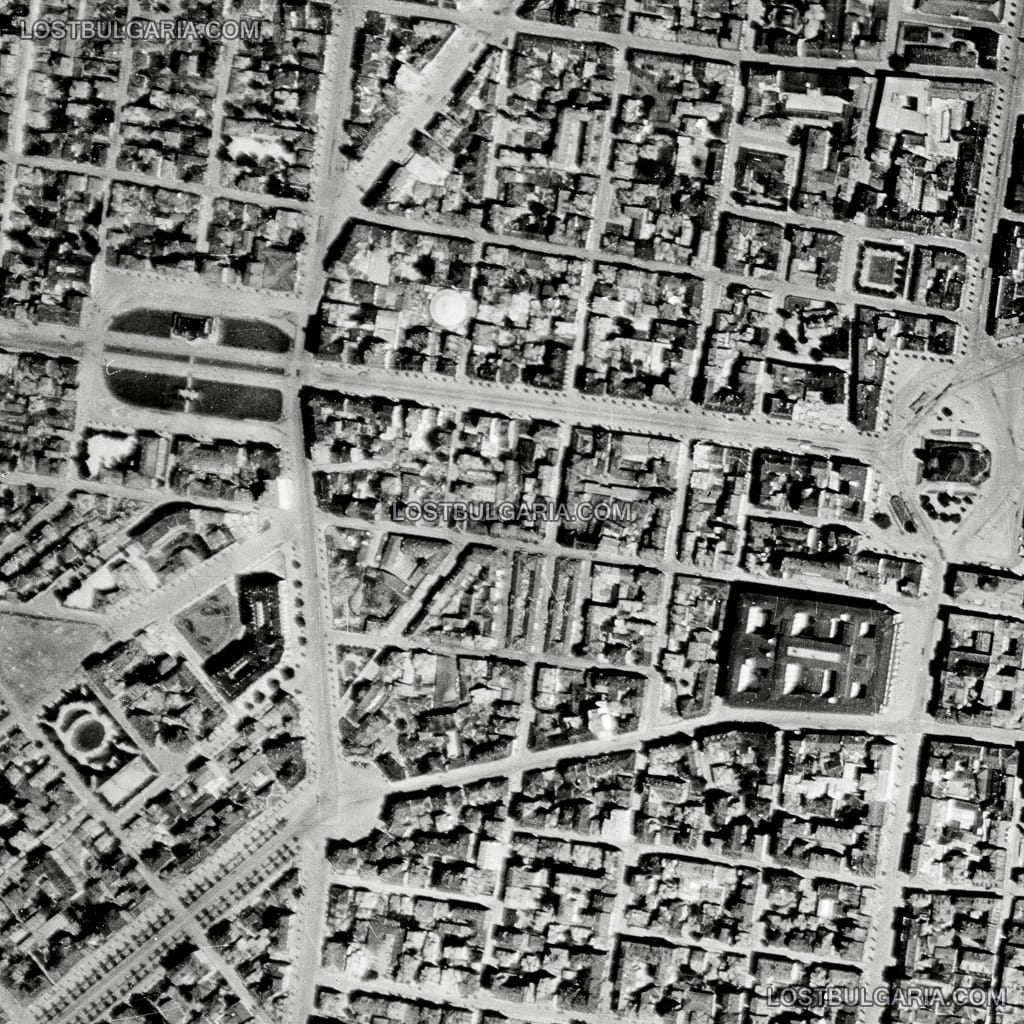 София, въздушна снимка на района около: Съдебната палата, църквата "Света Неделя" и площада, Общинската палата (сега Министерство на земеделието), булевард "Витоша", булевард "Христо Ботев" и други, 1940 г.