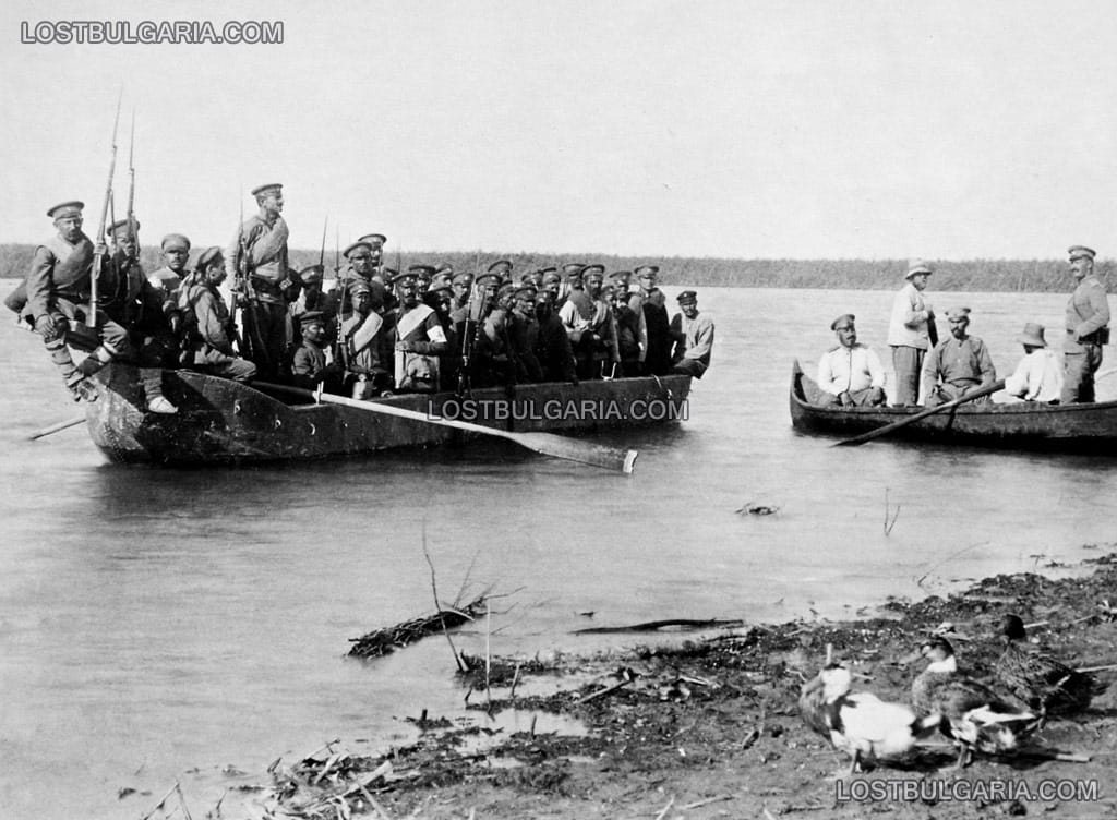 Завръщане с лодки от позициите на 12-та пехотна дивизия, делтата на река Дунав, 1917 г.