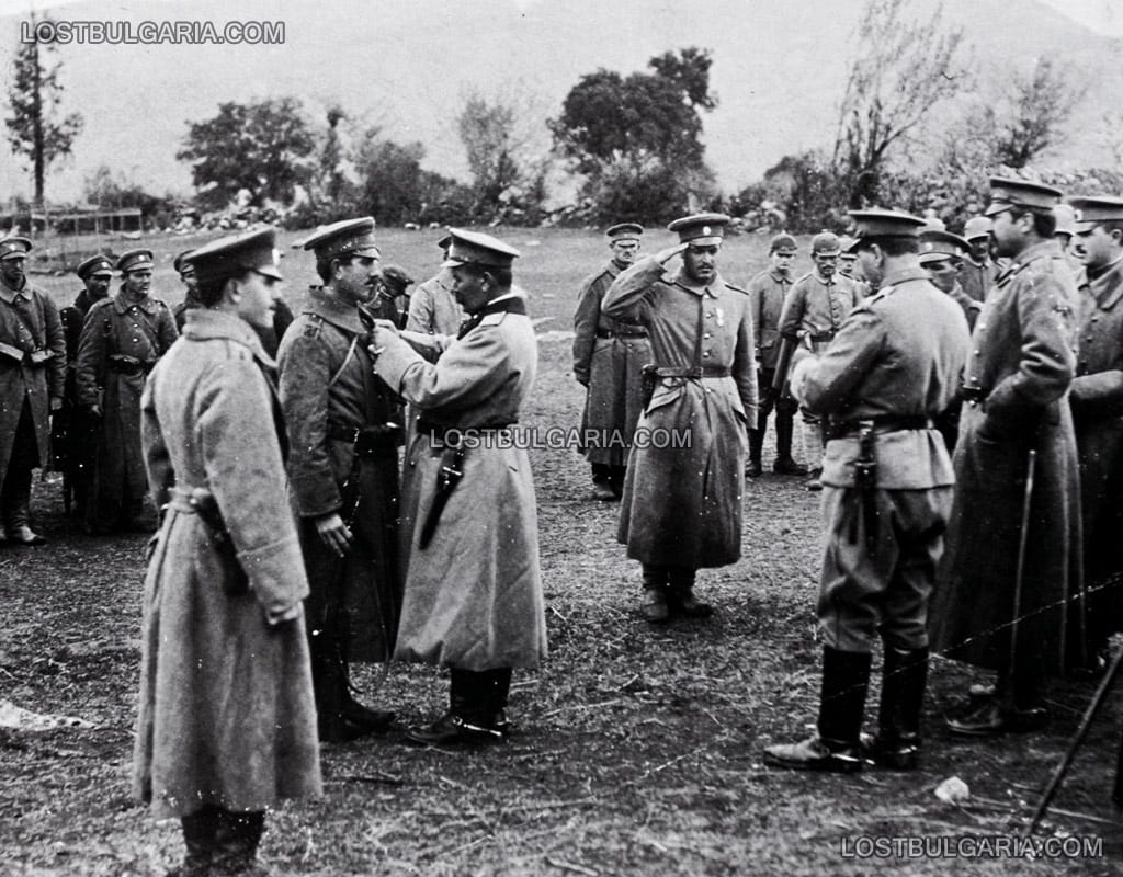 Награждаване на отличилите се, от 3-ти пехотен Бдински полк ("Бдинци") при мартенските боеве на Червената стена - Баба планина, Македония, 1917 г.