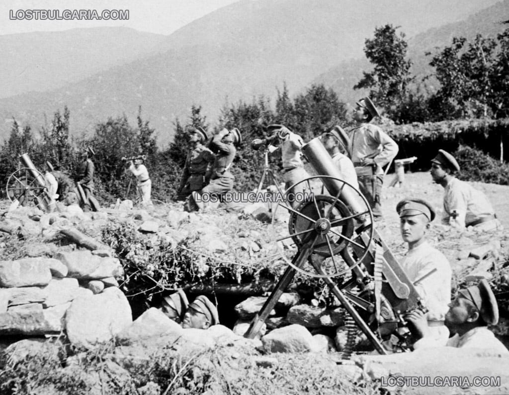 Противоаеропланна картечна рота от 3-ти пехотен Бдински полк, окопала се на позиция при Червената стена - подстъп за контрола на Битолско-Прилепското поле в подножието на Баба планина, Македония, 1918 г.