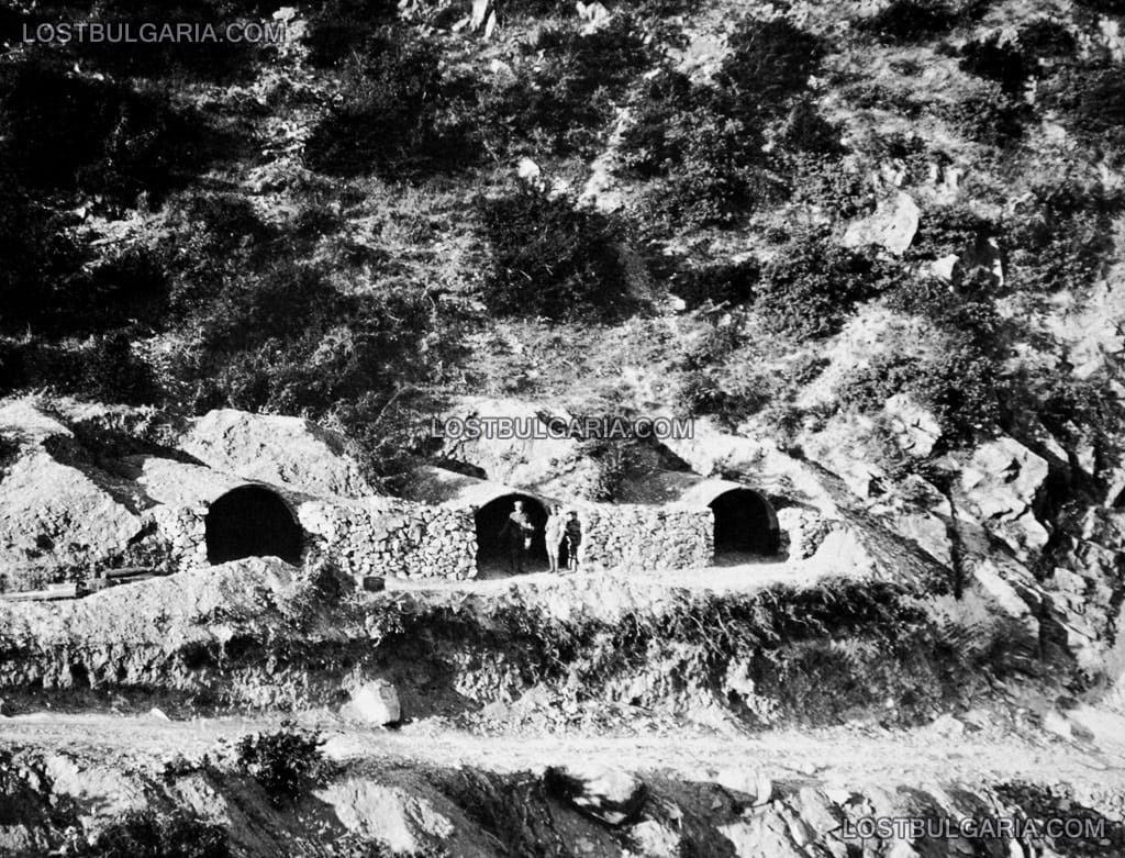 Каменни укрития на 5-та пехотна дивизия, подножието на връх Яребична в Паяк планина, Македония, 1916 г.