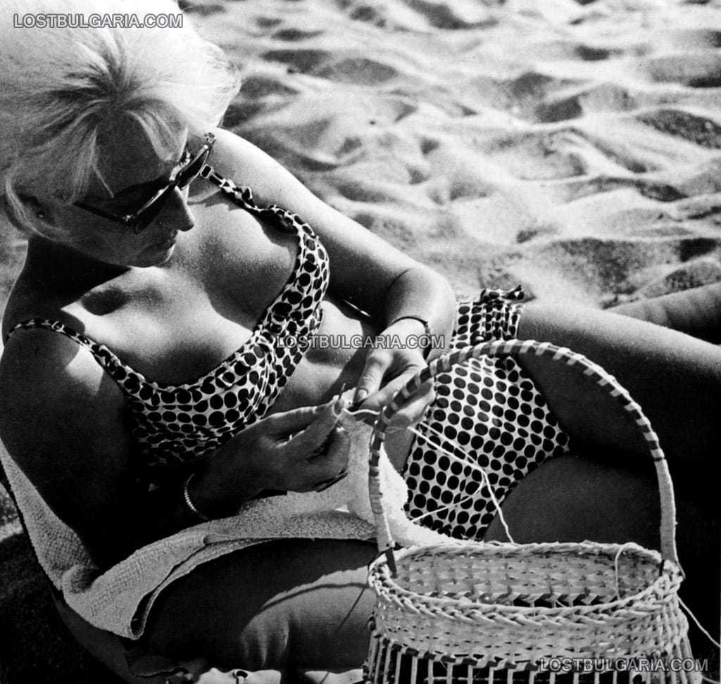 Млада жена с плетиво на плажа, рекламна фотография за българското черноморие, 60-те години на ХХ век