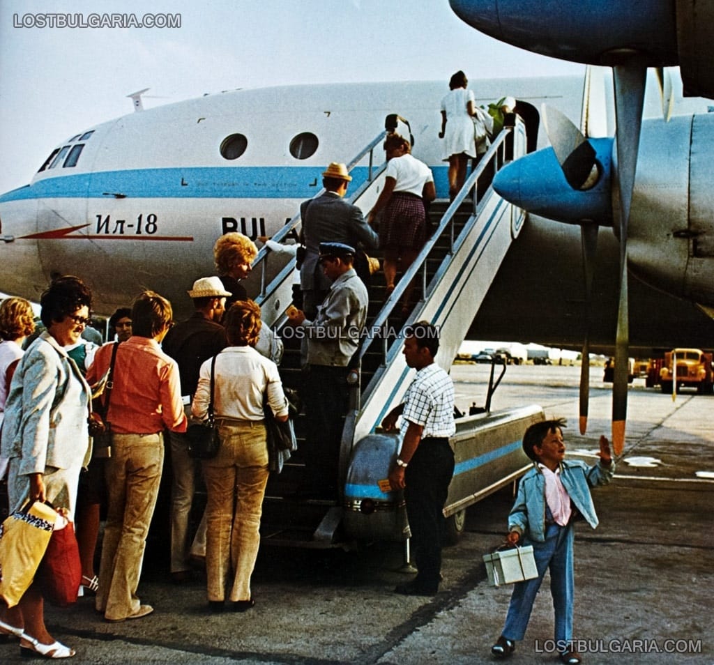 Пасажери се качват на борда на самолет Ил-18, летище Бургас, 60-те години на ХХ век