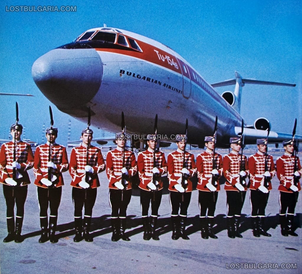 Гвардейска стража за посрещането на официална делегация пред самолет Ту-154 Б, летище София, 80-те години на ХХ век