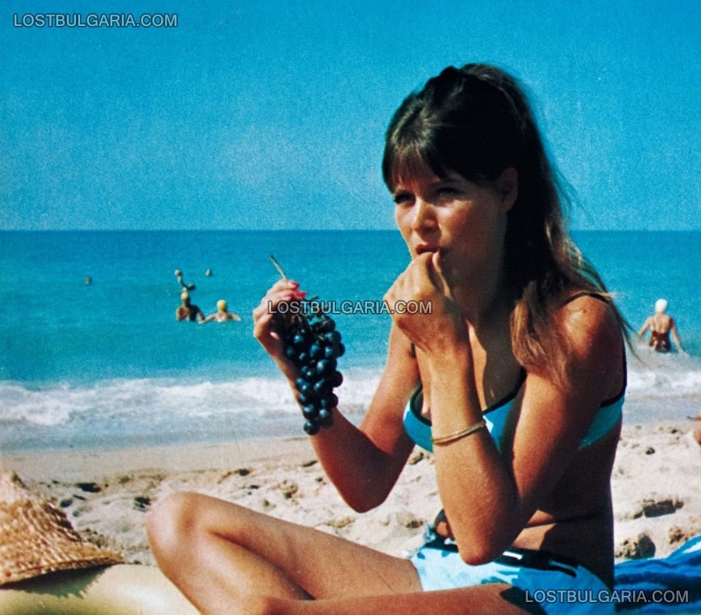 Момиче, ядящо грозде на плажа - рекламна фотография за българското черноморие, 60-те години на ХХ век