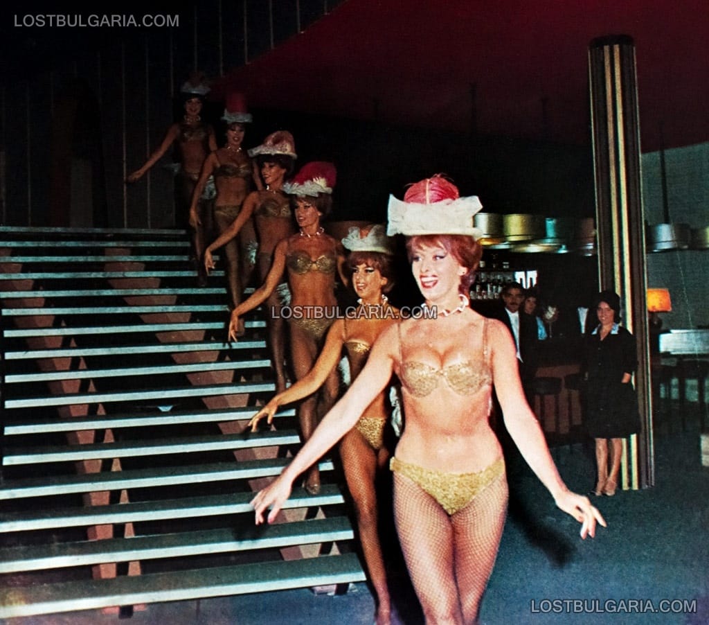 Танцьорките от програмата на нощен бар "Вариете" в Слънчев бряг, 60-те години на ХХ век