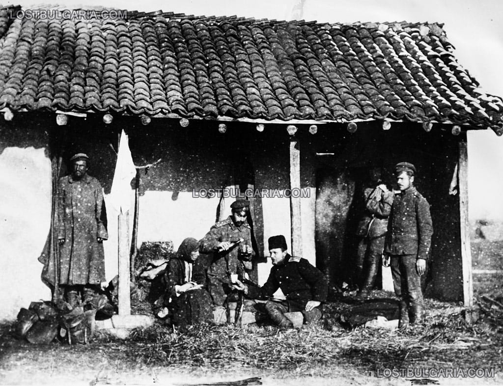 Руски офицери разквартирувани в български дом, вероятно село Брестовец (Русенско), 1878 г.