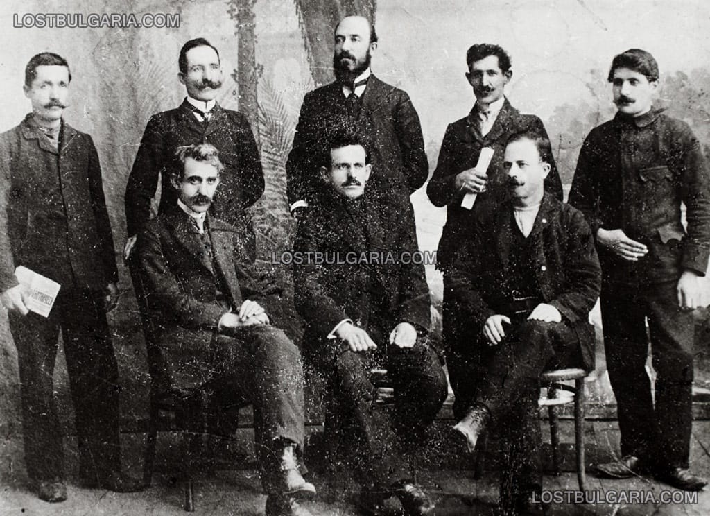 Дейци на Българската работническа социалдемократическа партия (тесни социалисти), основали Самоковската комуна, седнал в средата е кметът на комуната Георги Зуйбаров, Самоков 1910 г.