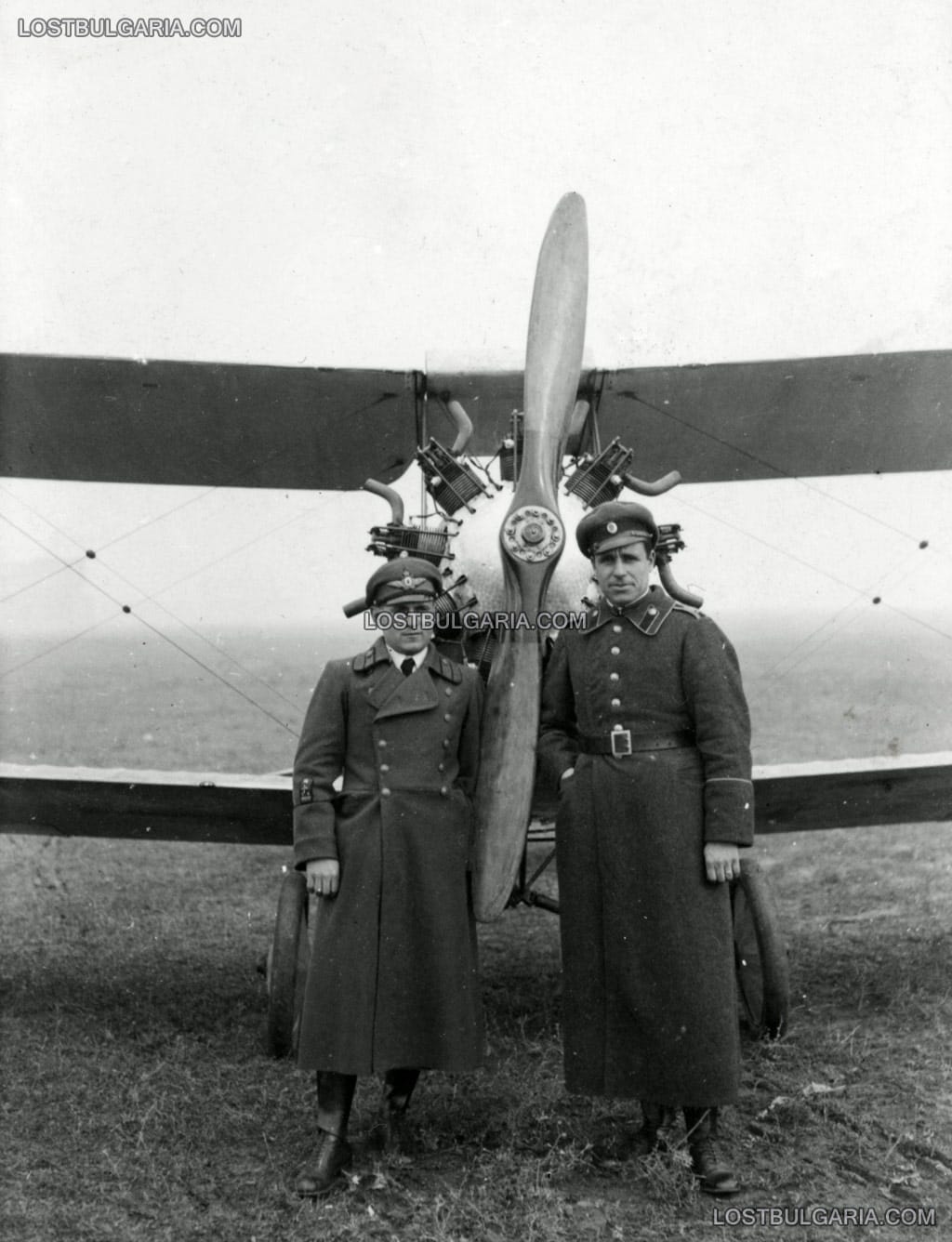 Летецът Васил Манолов и офицер от пехотата пред тренировъчен самолет, началото на 30-те години на ХХ век