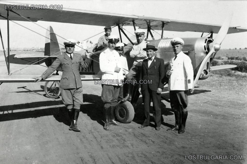 Летецът Васил Манолов с други авиатори пред учебен самолет, началото на 30-те години на ХХ век