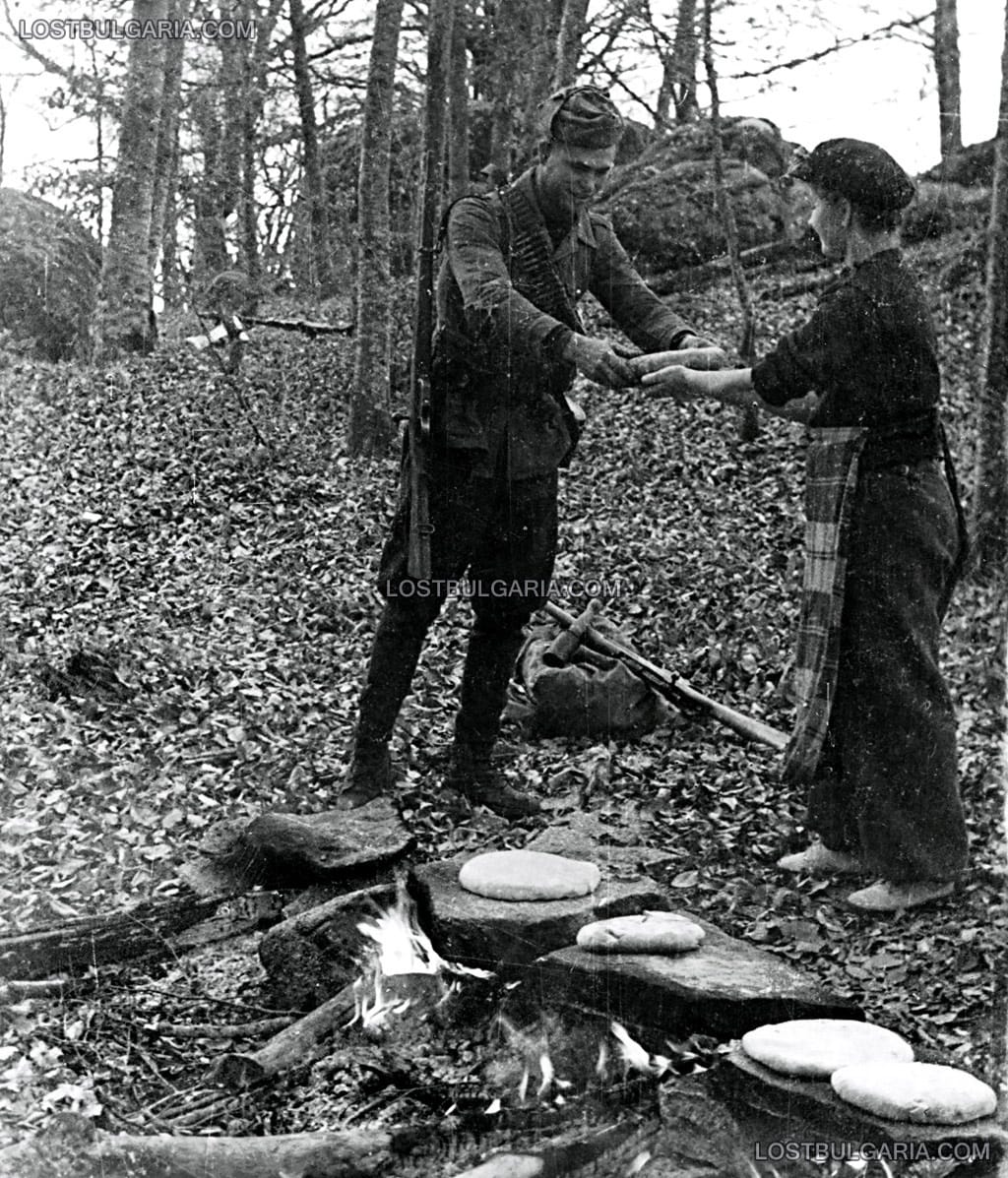 Инсценирана снимка със заглавие "печене на хляб върху каменни плочи от партизаните Лака Врачева и Тодор Кючуков", вероятно края на 40-те години на ХХ век