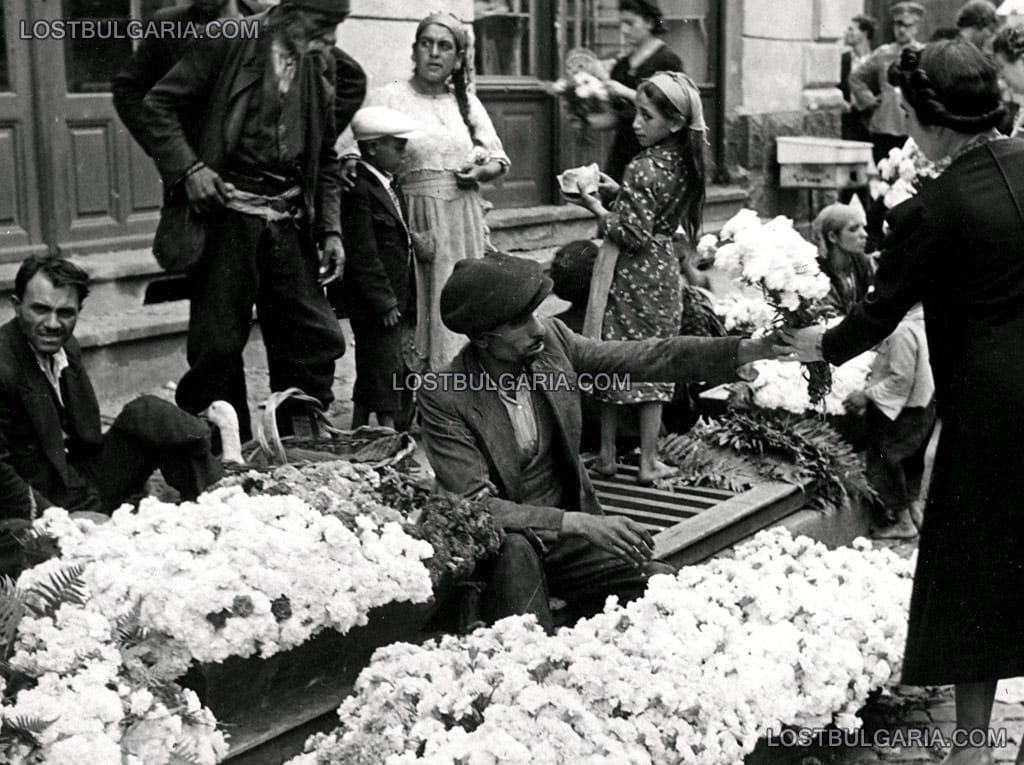 Цигани продавачи на цветя на Женския пазар в София, 30-те години на ХХ век