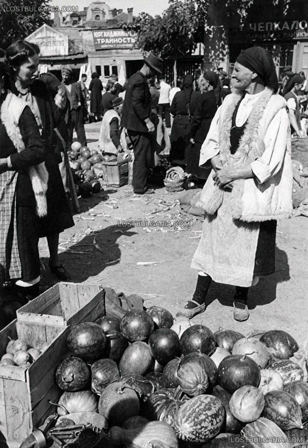Възрастна жена с носия от Шопско - продавачка на дини, тикви, пъпеши и др., Женския пазар в София, 30-те години на ХХ век