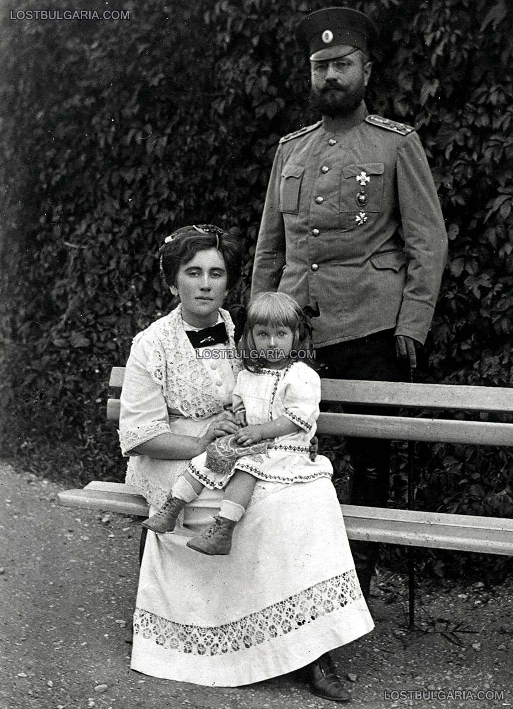Руски офицер от Бялата армия - емигрант, със семейството си, вероятно Варна, около 1920-21 г.